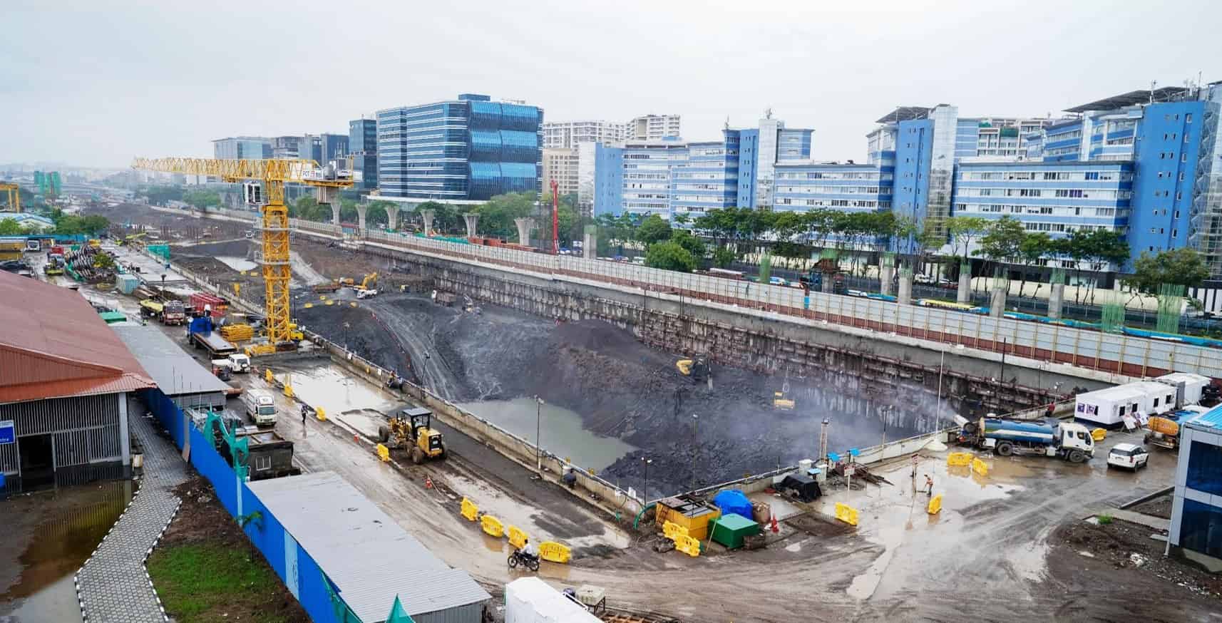 建設中のムンバイ地下駅の掘削工事、2024年8月